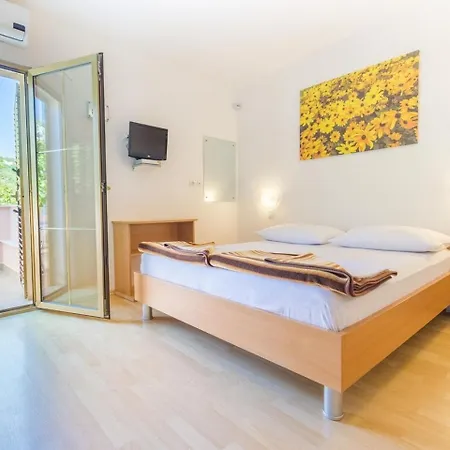 Apartment And Kristina Baska (Krk)